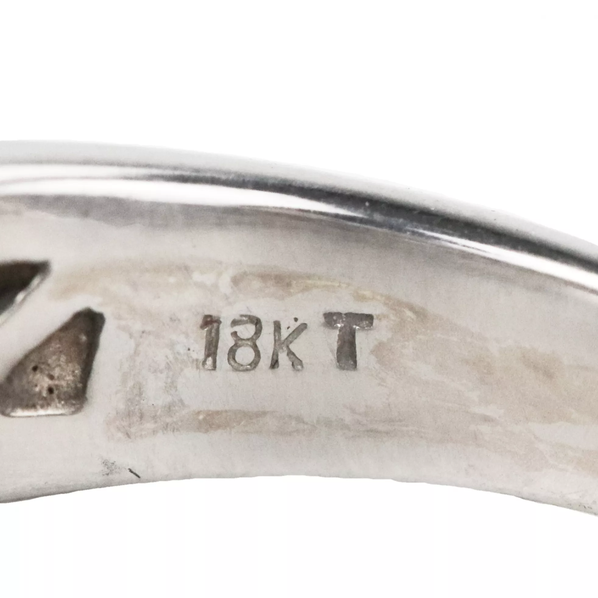 Ring in 18K white gold with diamonds. 