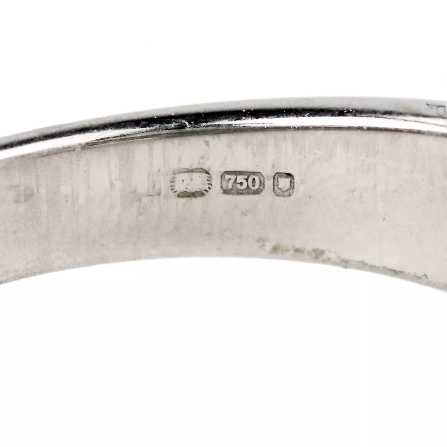 Ring in 18K white gold with diamonds. 