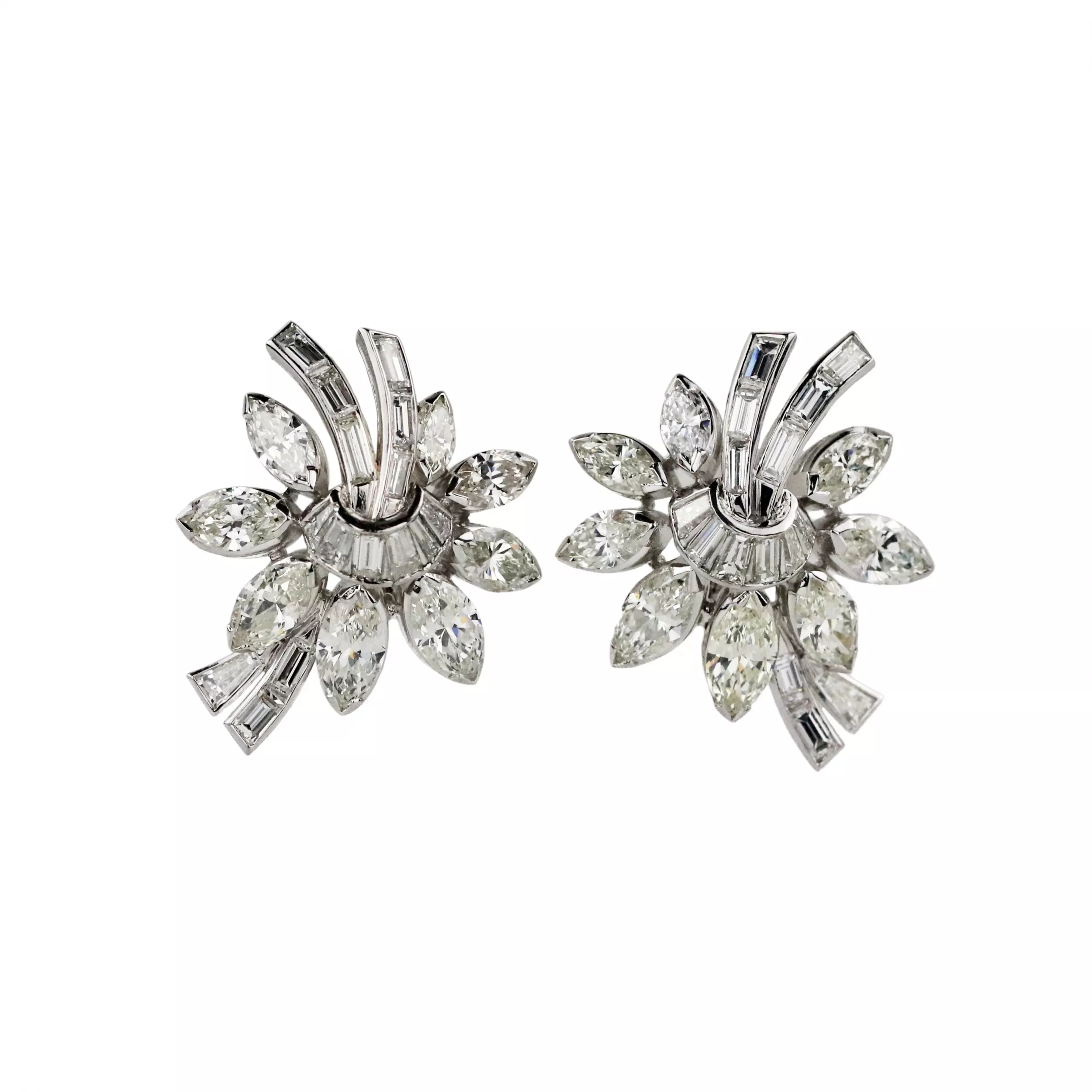 Boucles d`oreilles clip des annees 1950, or 18 carats avec diamants. 