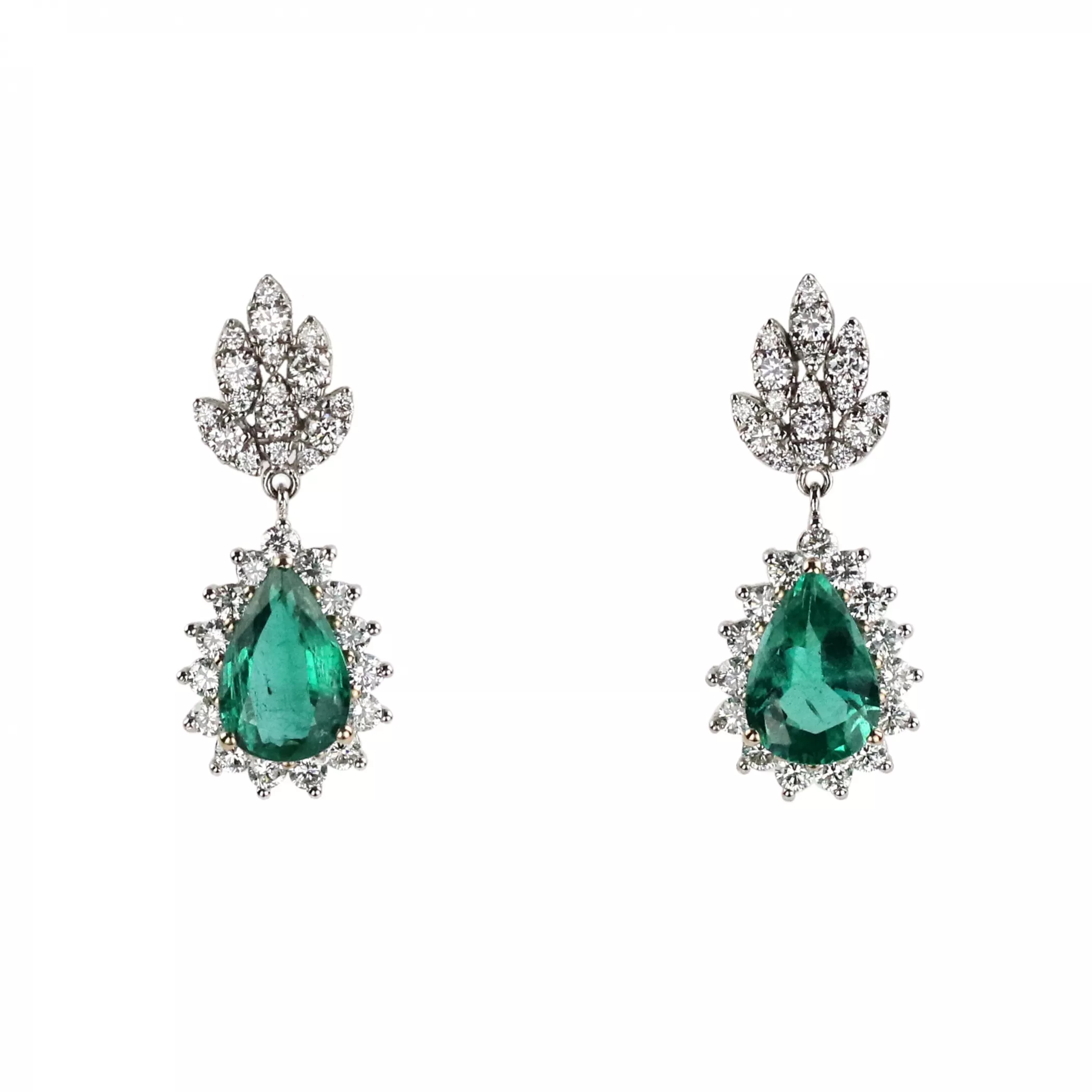 Boucles d`oreilles en or avec emeraudes et diamants. 