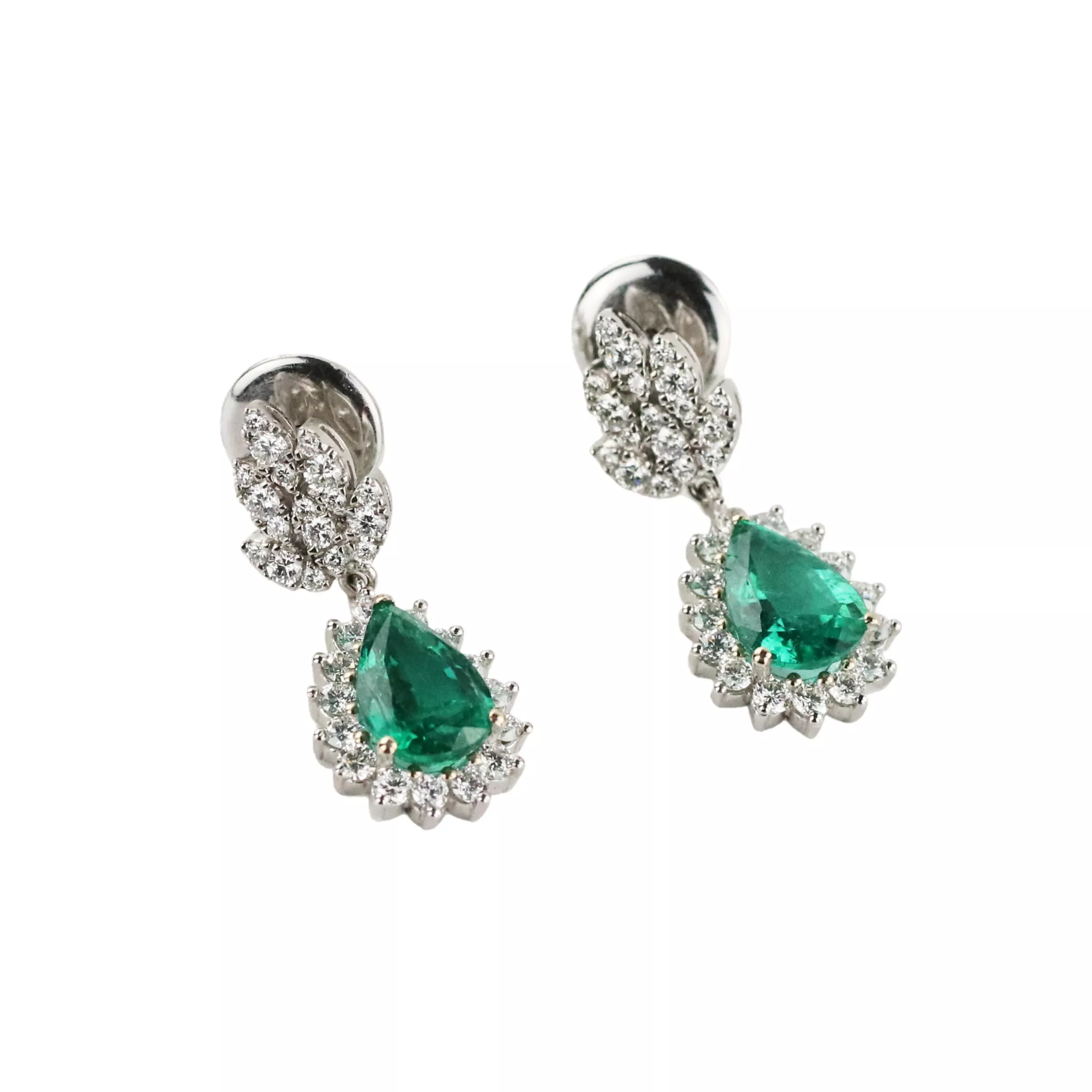Boucles d`oreilles en or avec emeraudes et diamants. 