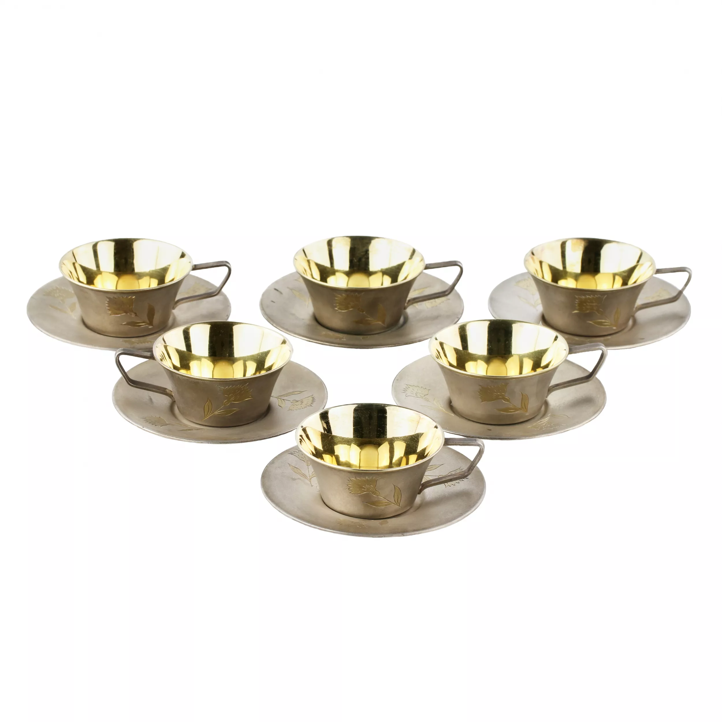 Six tasses avec soucoupes en argent dore et grave. URSS. 1960-80 