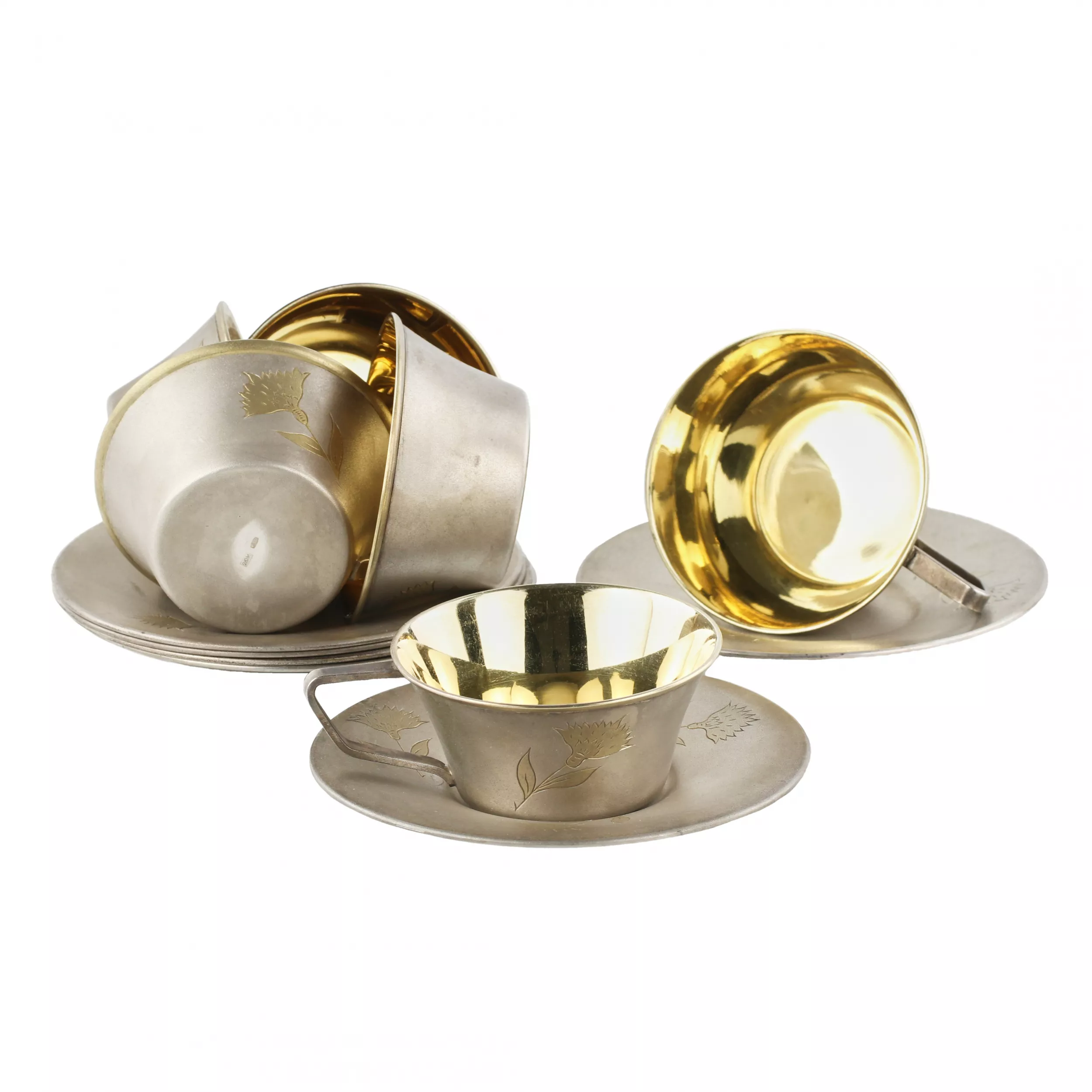 Six tasses avec soucoupes en argent dore et grave. URSS. 1960-80 