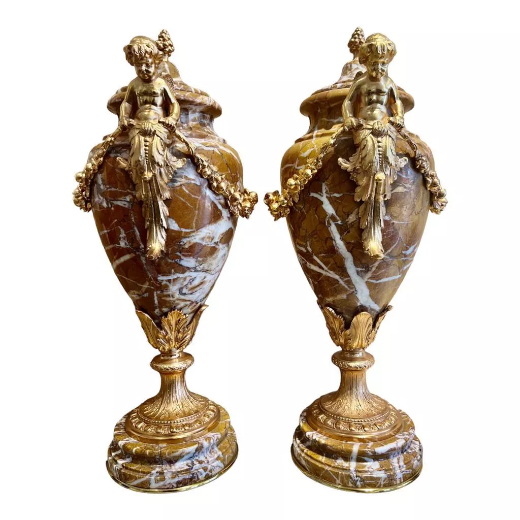 Pair of marble urns decorated with putti, Napoleon III period, 19th century