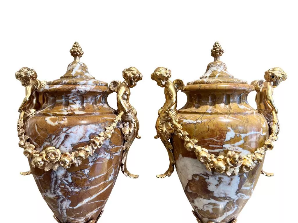 Pair of marble urns decorated with putti, Napoleon III period, 19th century