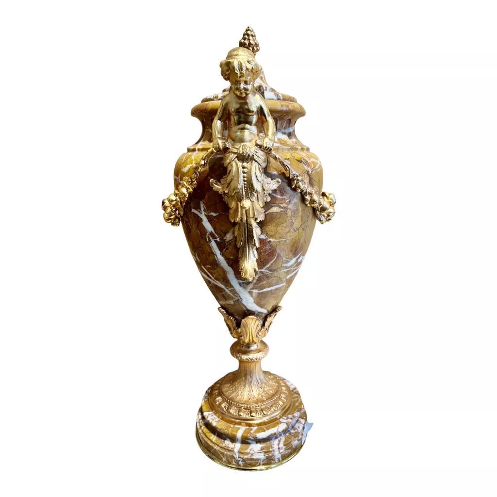 Pair of marble urns decorated with putti, Napoleon III period, 19th century