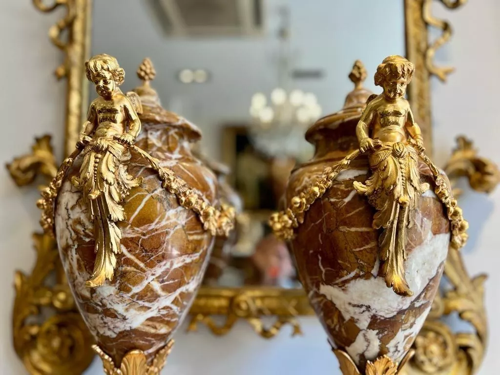 Pair of marble urns decorated with putti, Napoleon III period, 19th century