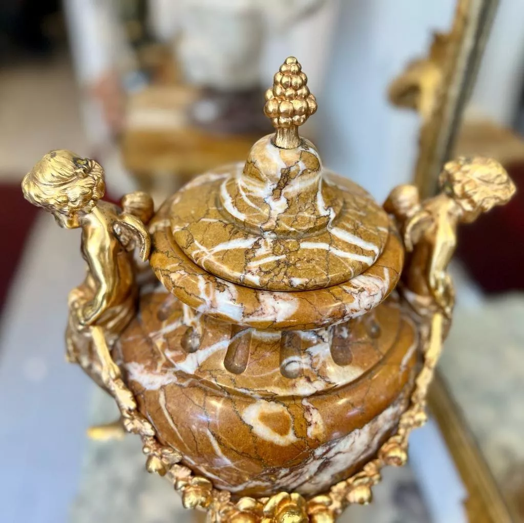 Pair of marble urns decorated with putti, Napoleon III period, 19th century
