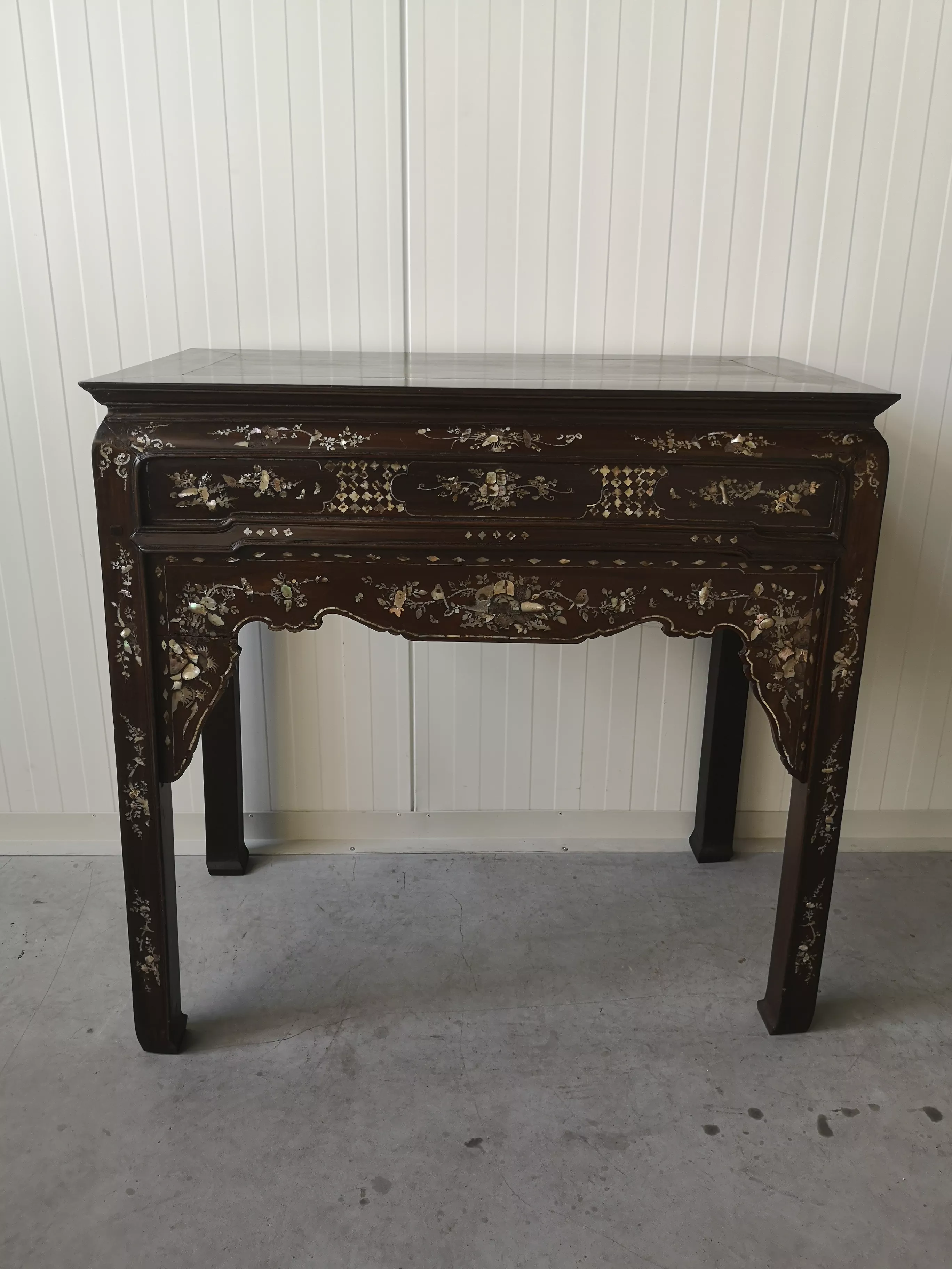Console with two chairs