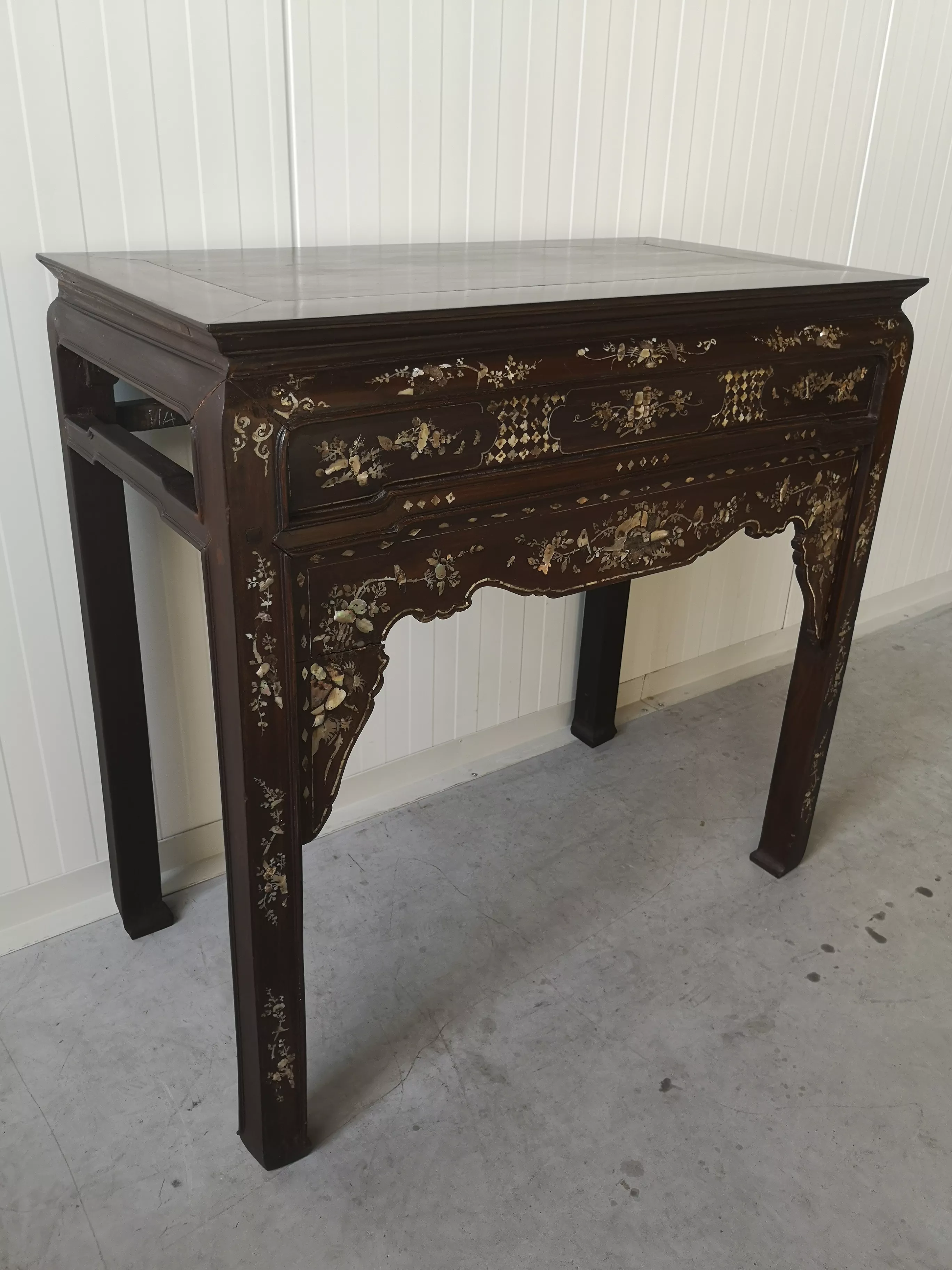 Console with two chairs