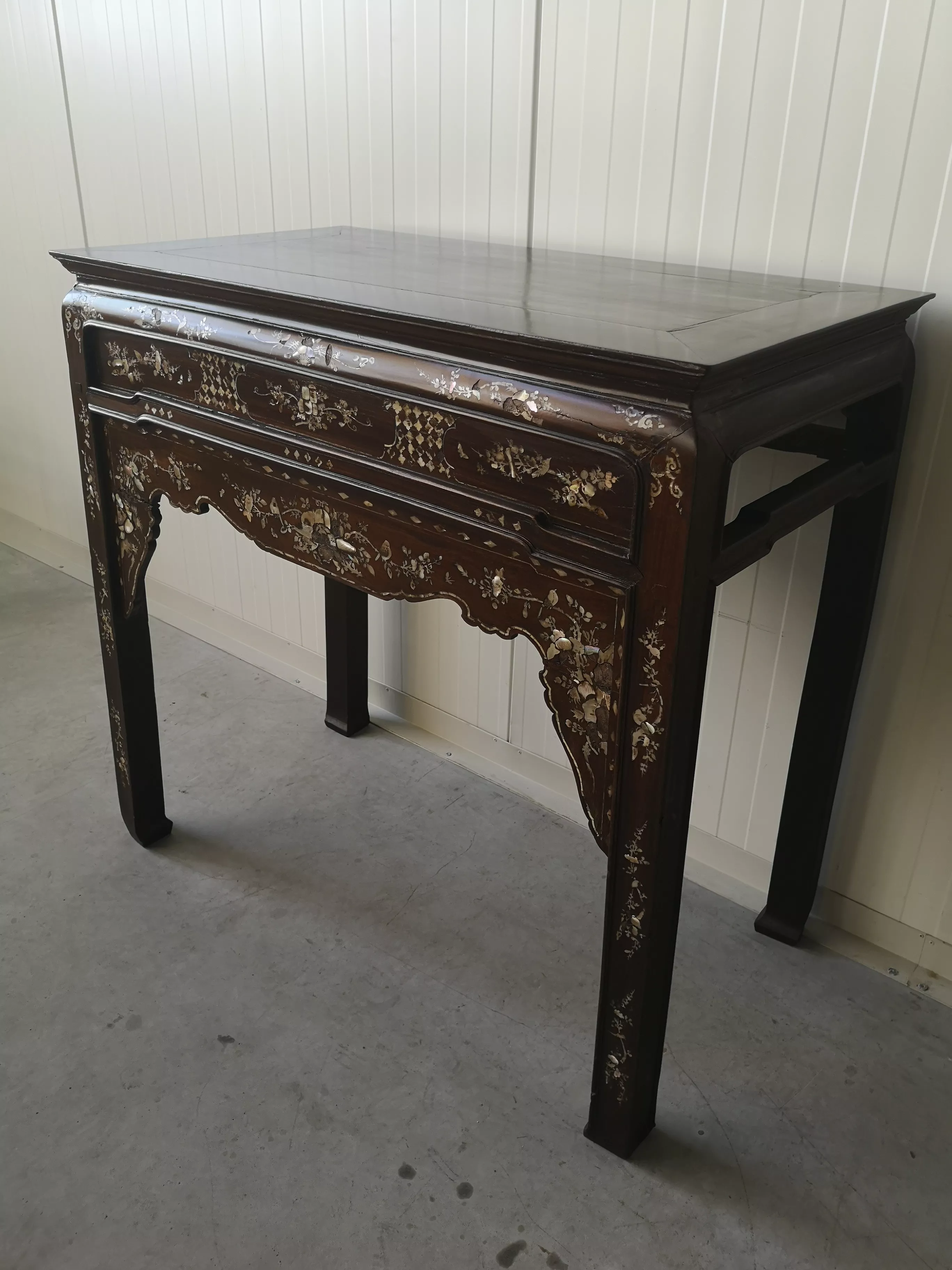 Console with two chairs