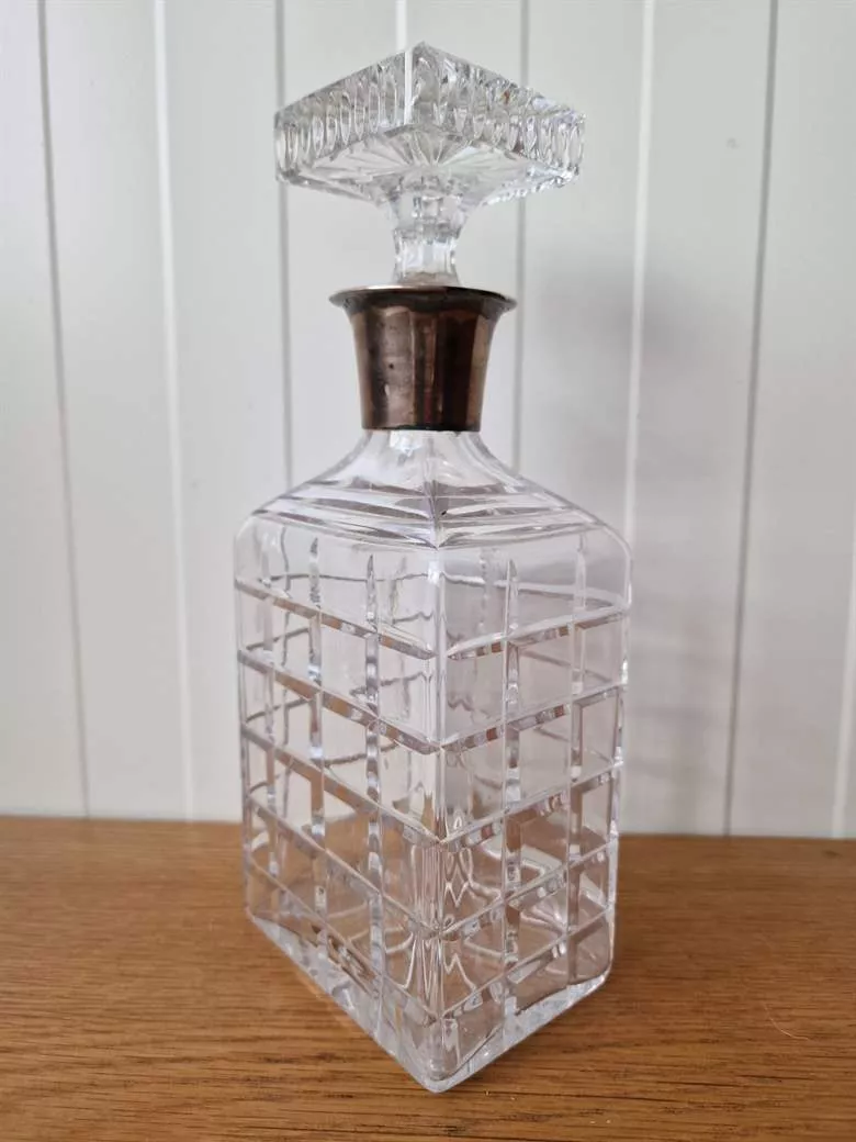 Crystal decanter for whiskey