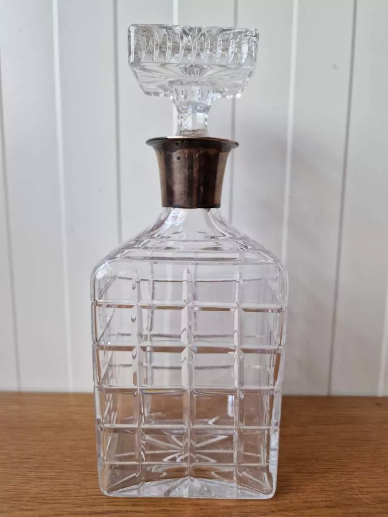 Crystal decanter for whiskey