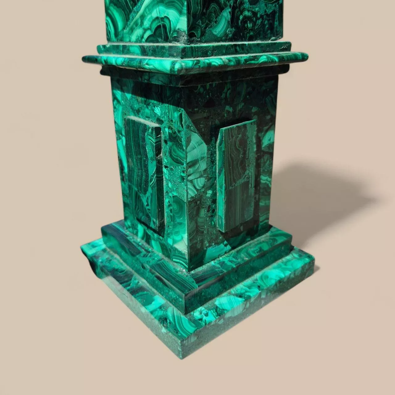 Elegant pair of malachite obelisks, 60 cm high, 19th century