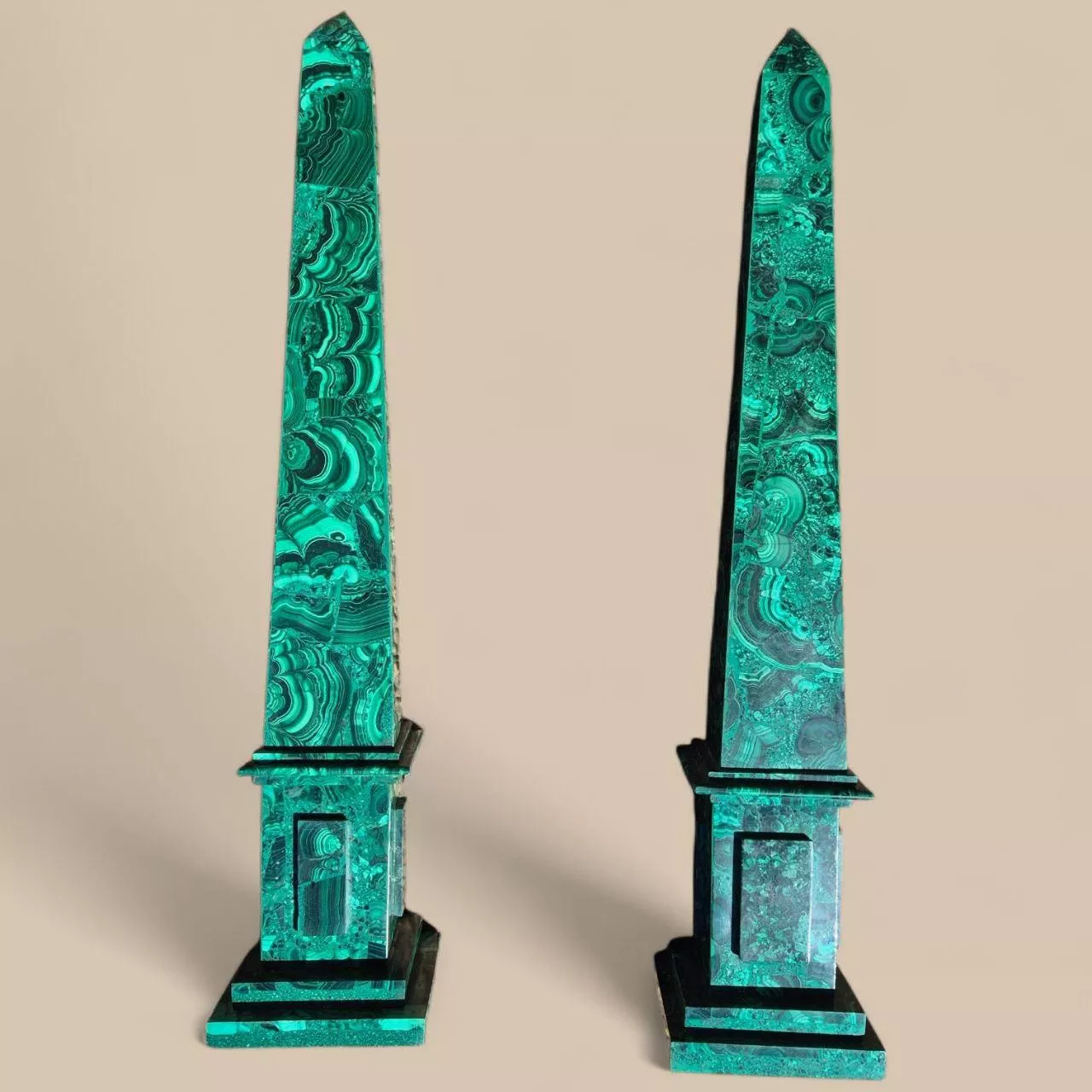 Elegant pair of malachite obelisks, 60 cm high, 19th century