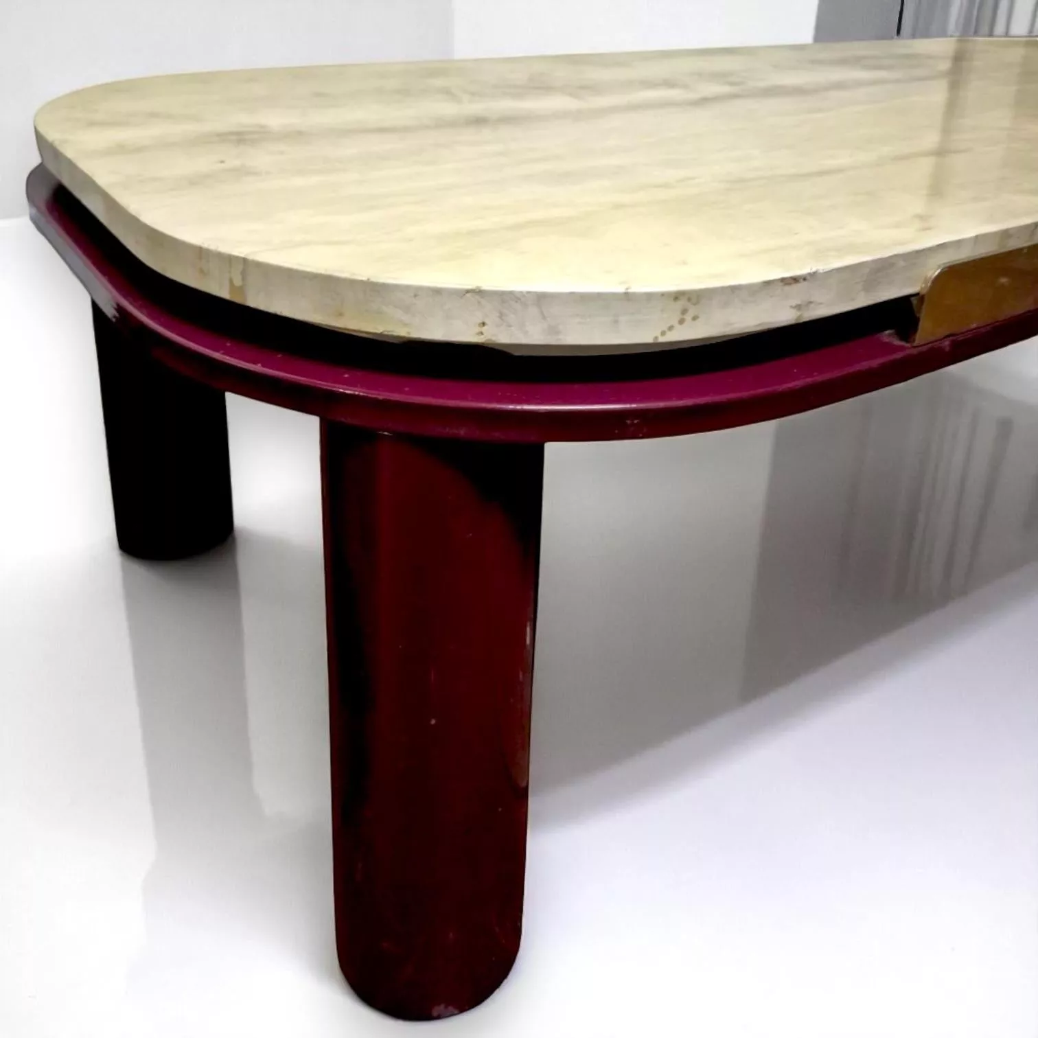 Журнальный столик Roche Bobois со столешницей из травертина, XX век 