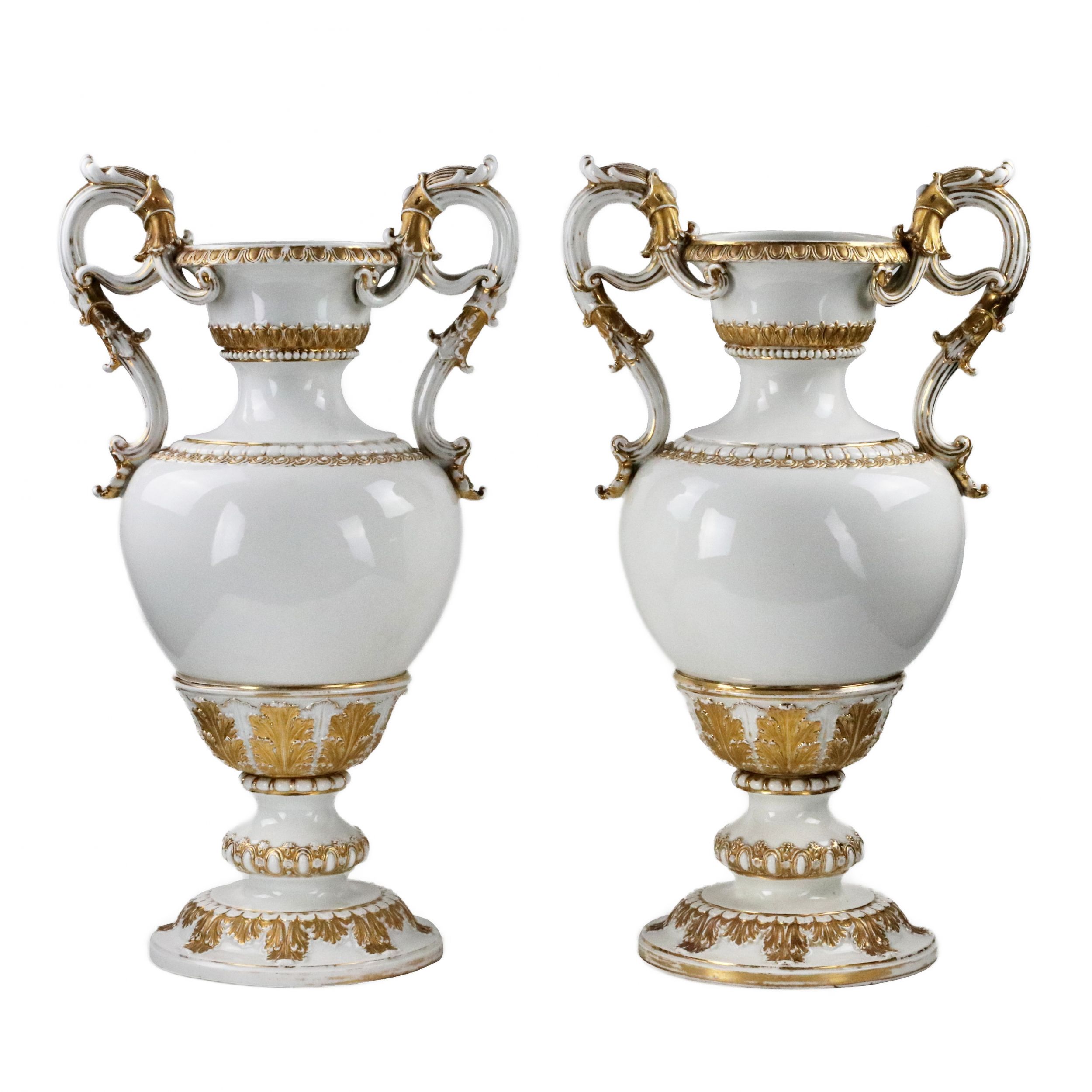 Paire-de-grands-vases-en-porcelaine-de-Meissen-à-decor-à-l`or-sur-fond-blanc-de-style-Napoleon-III-
