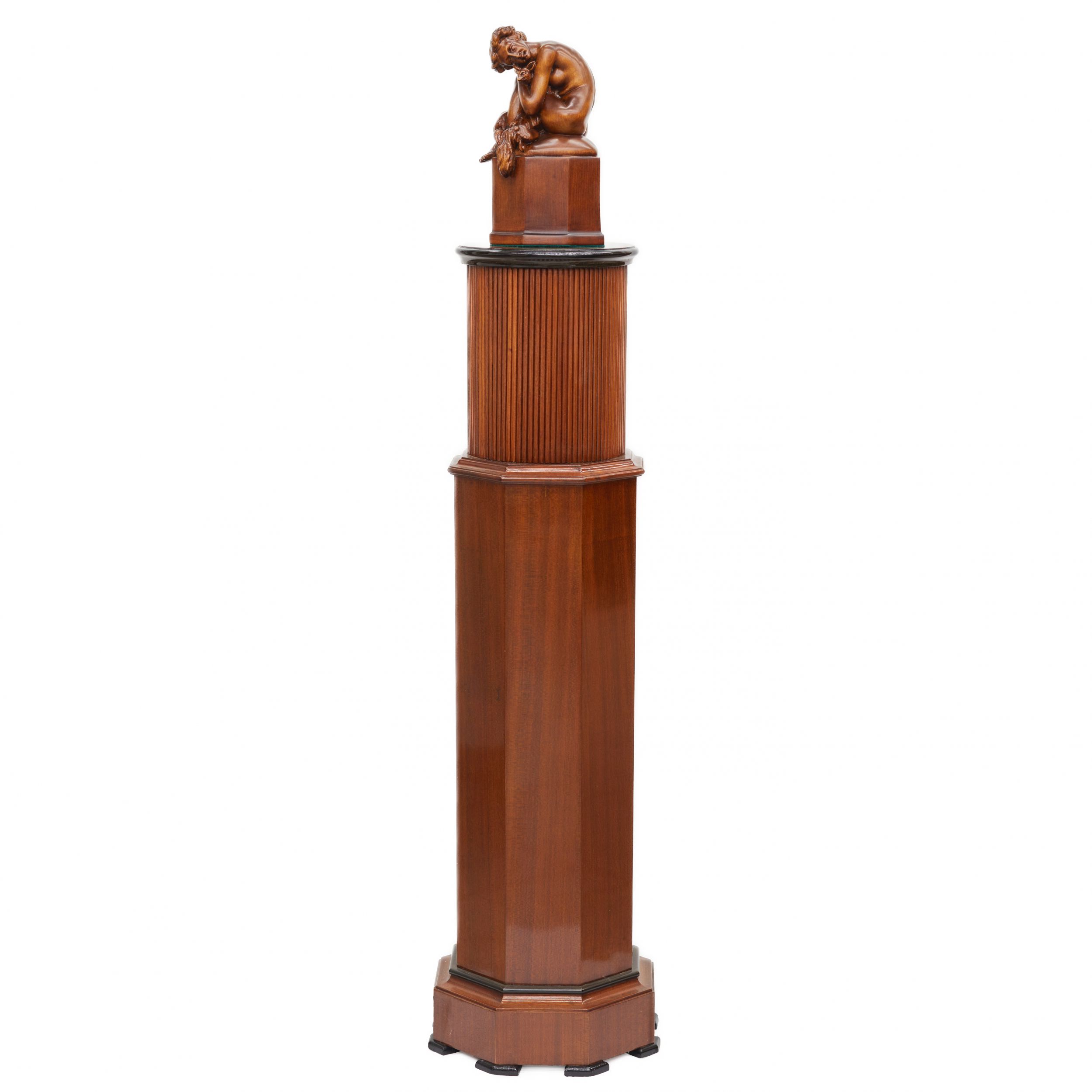 Colonne-console-de-style-Art-Déco-Avec-une-figure-sculptée-d`une-dame-nue-et-d`un-renard-20ième-siècle-