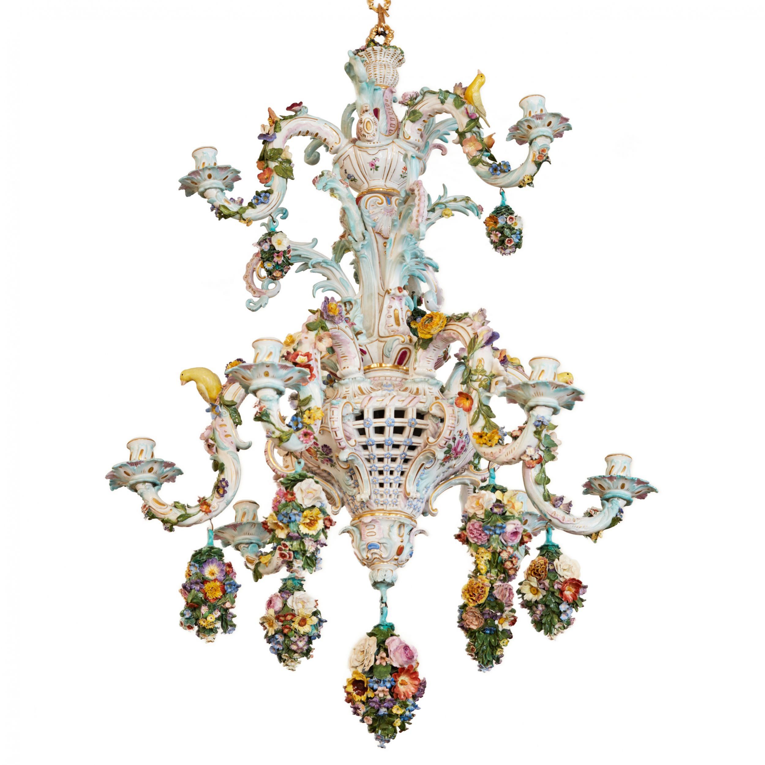 Ravissant-lustre-en-porcelaine-Meissen-1790-provenant-de-la-residence-du-roi-Alphonse-XIII-à-Biarritz