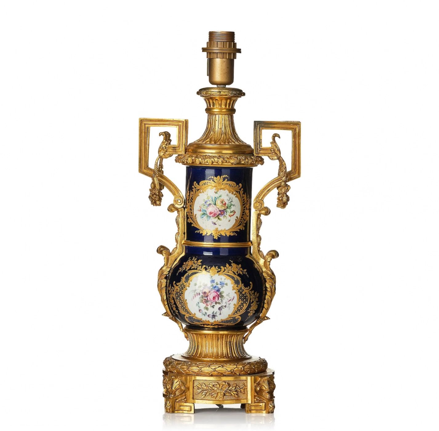 farforovaya-s-zolochJonnoy-bronzoy-lampa-v-stile-SÈVRES-franciya-okolo-1900-goda