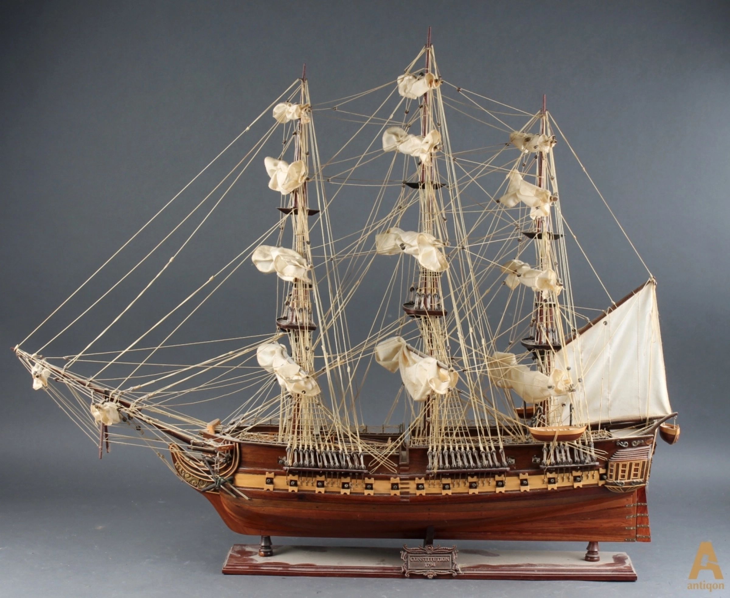 Maquette-du-bateau-Constitution-de-1797-en-bois-precieux