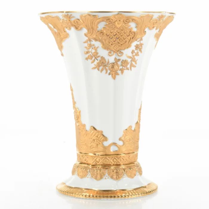 Мейсенская фарфоровая ваза с золотым декором.
