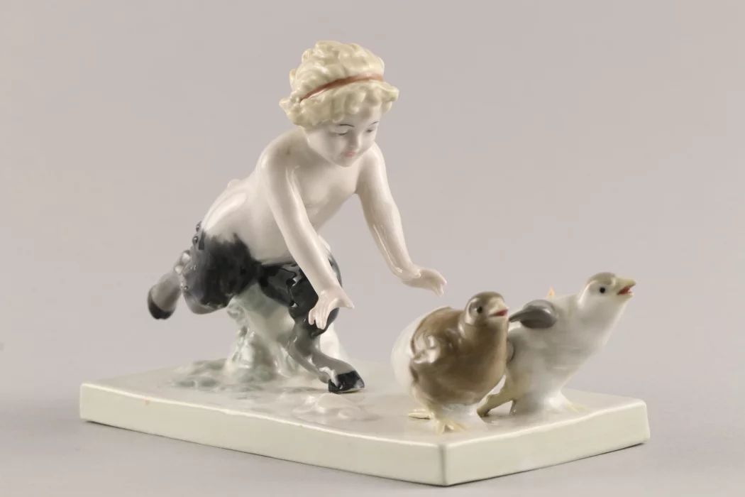 Figurine "Girl with chickens" Galluba & Hofmann 