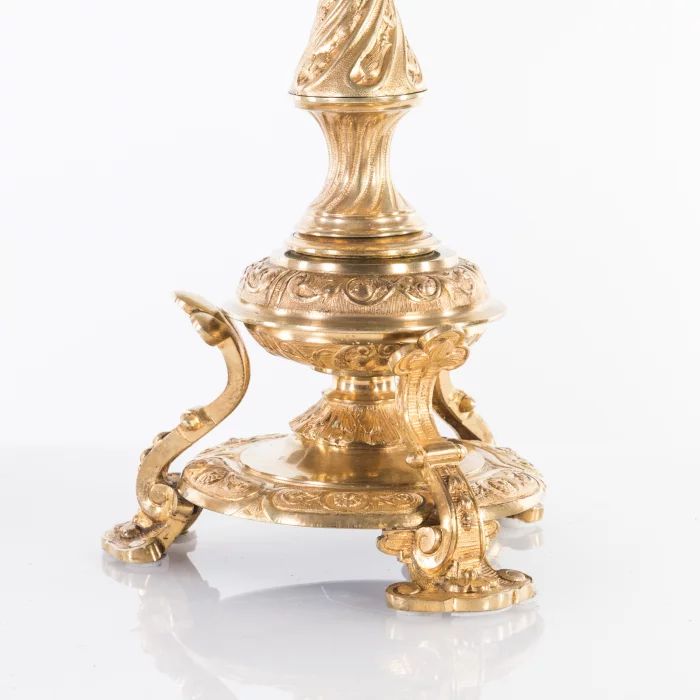 Une paire de candelabres en bronze, Russie