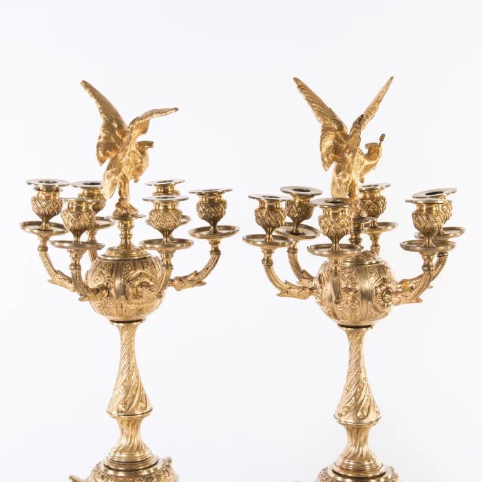 Une paire de candelabres en bronze, Russie