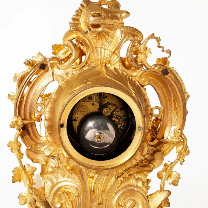 Horloge de cheminee dans le style de Louis XV