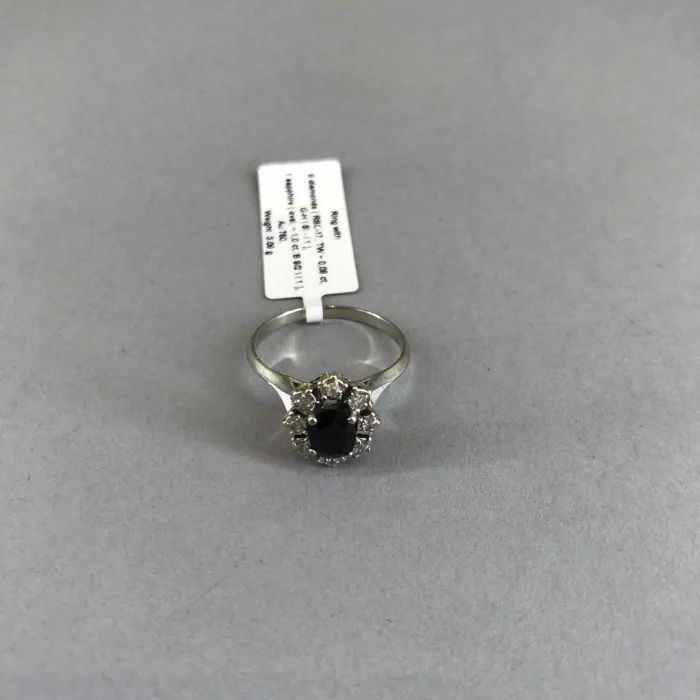 Bague au diamants et saphir.