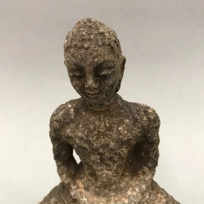 Каменная скульптура Будды