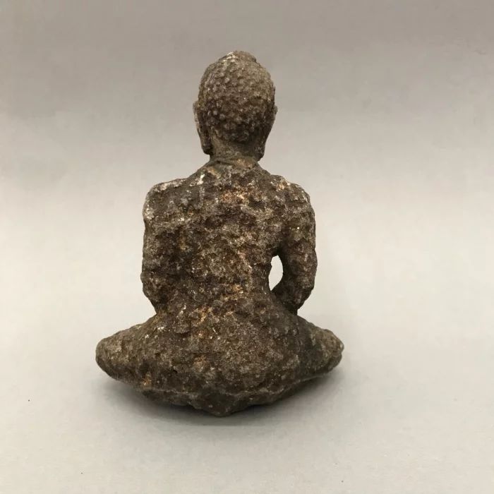 Каменная скульптура Будды