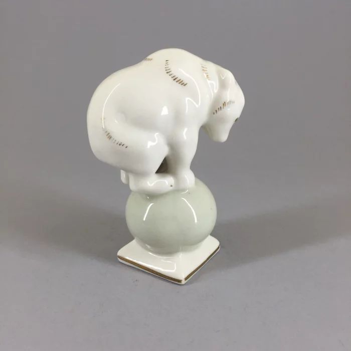 Figurine en porcelaine Ours blanc sur le ballon RFF