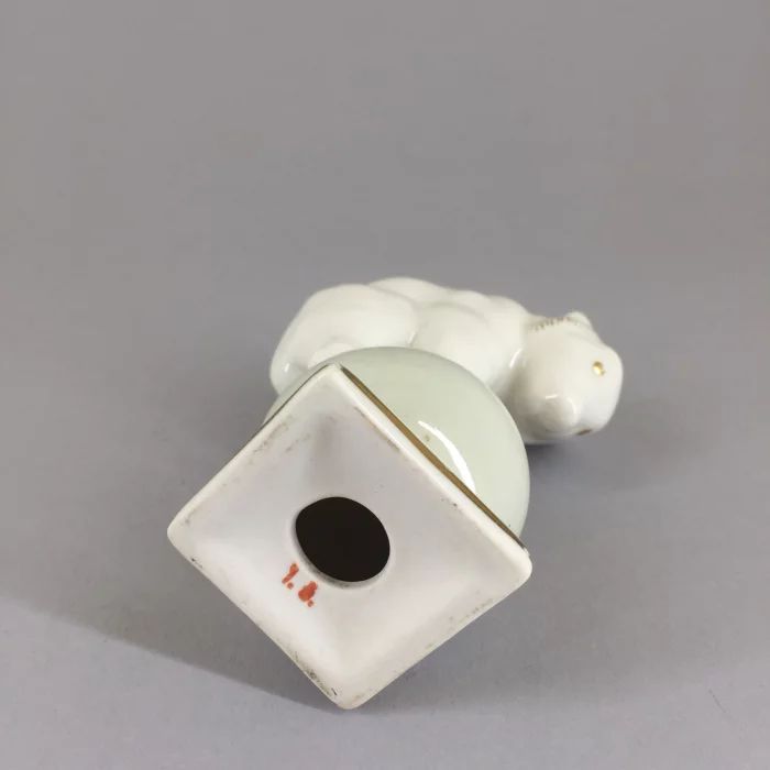 Фарфоровая фигурка  Белый мишка на шаре Рижский ффз