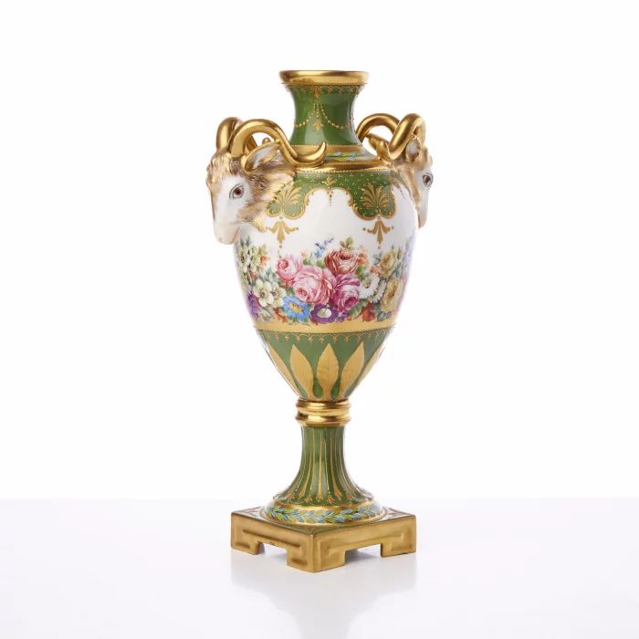 Vase en porcelaine. 19/20 ème siècle. 