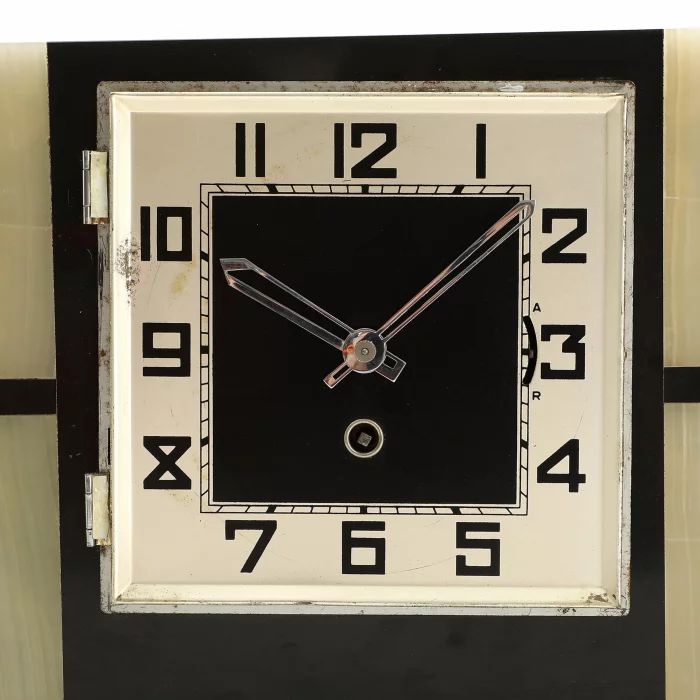 Kamīna komplekts ar Art Deco pulksteni. 