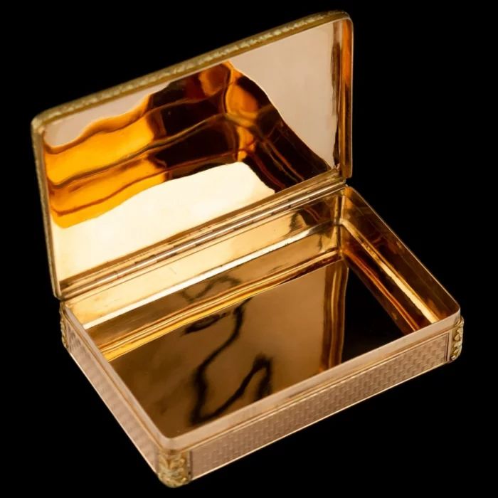 German three-colour 18k gold presentation snuff box