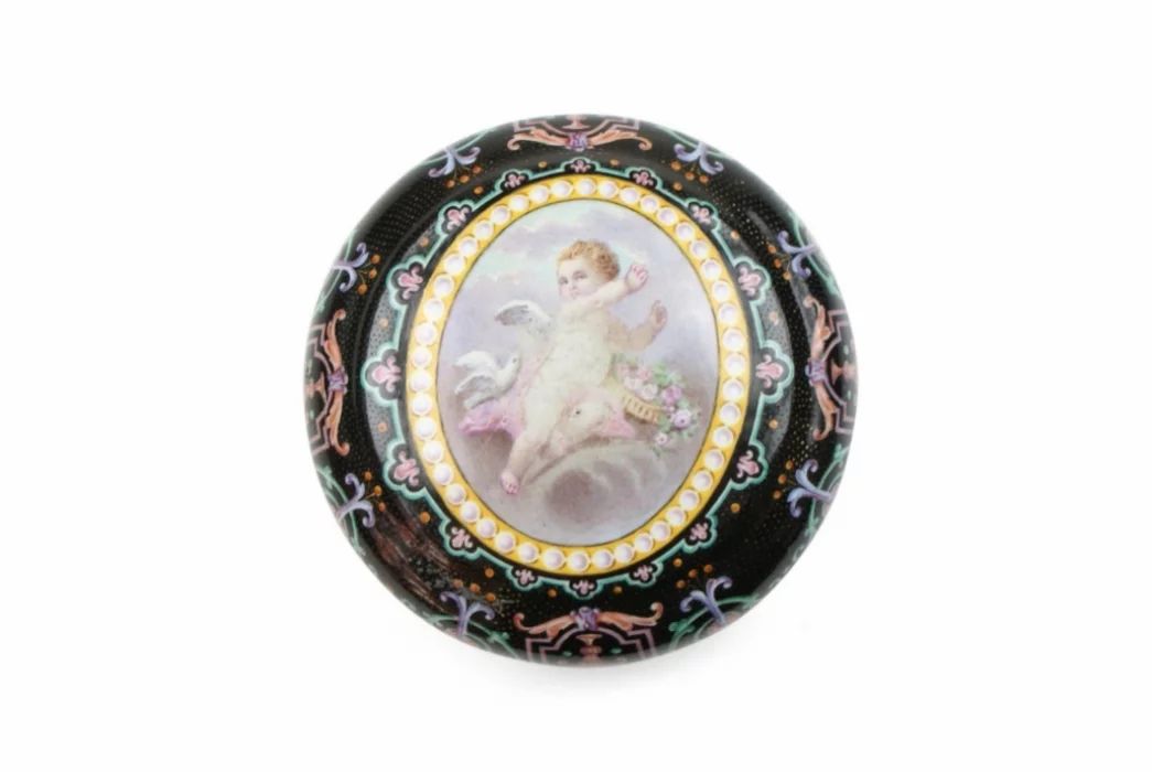 Compact de poudre doree. Violettes Paris vers 1860 