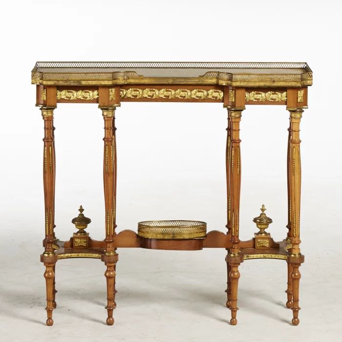 Konsoles galdiņš Luija XVI stilā.