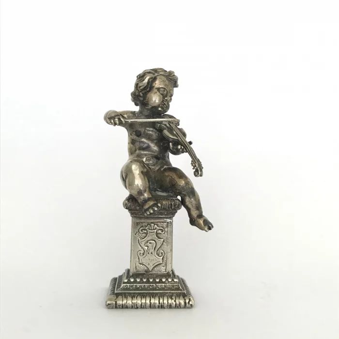 Silver figurine of the musician Putti.