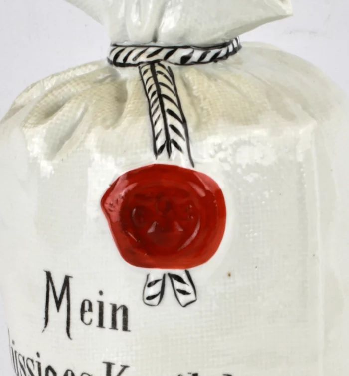Une bouteille en porcelaine avec le slogan "Mein flüssiges Kapital" 