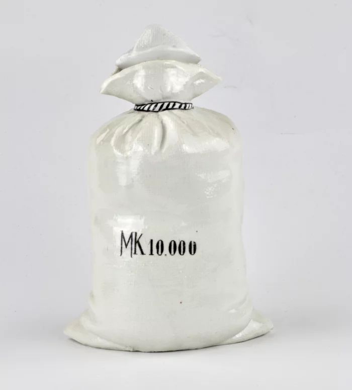 Une bouteille en porcelaine avec le slogan "Mein flüssiges Kapital" 