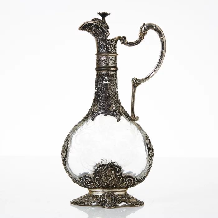 Carafe en argent avec verre.