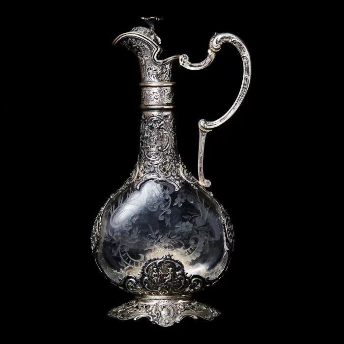 Carafe en argent avec verre.