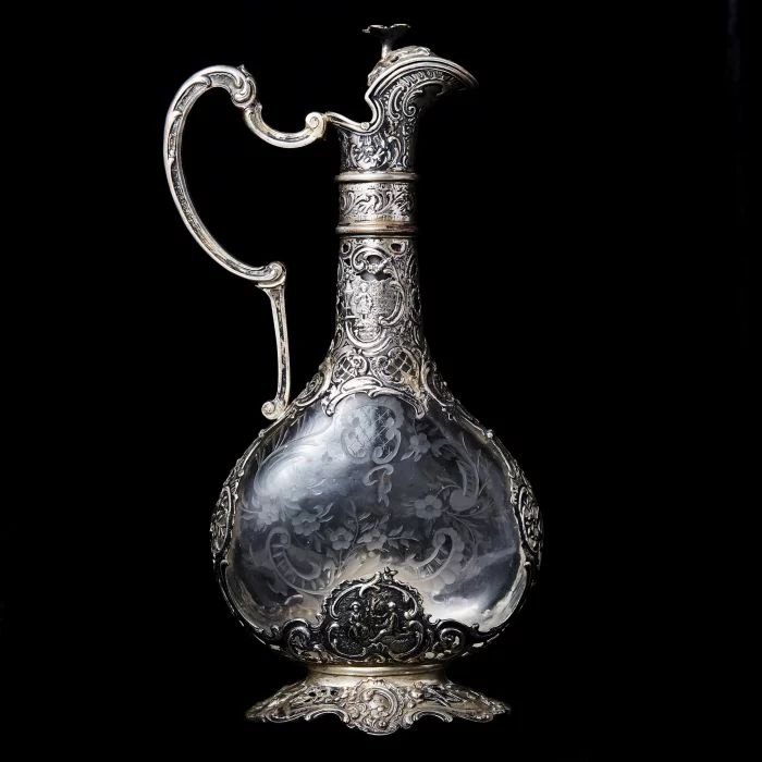 Carafe en argent avec verre.