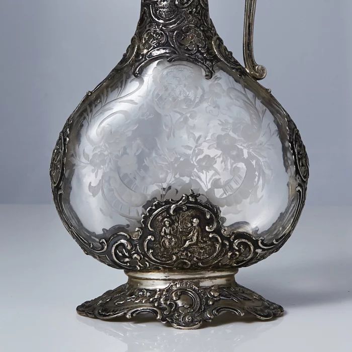 Carafe en argent avec verre.