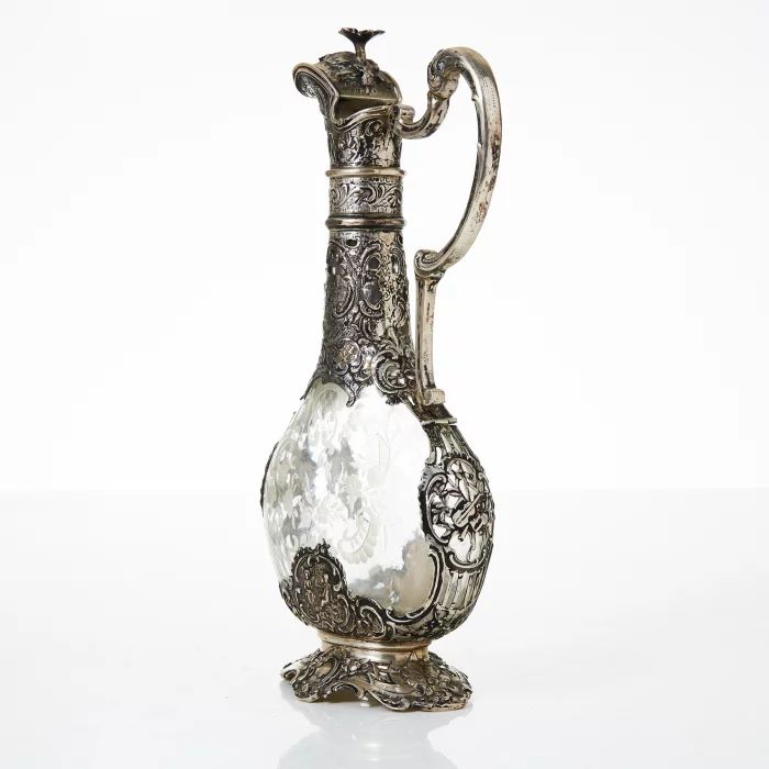 Carafe en argent avec verre.