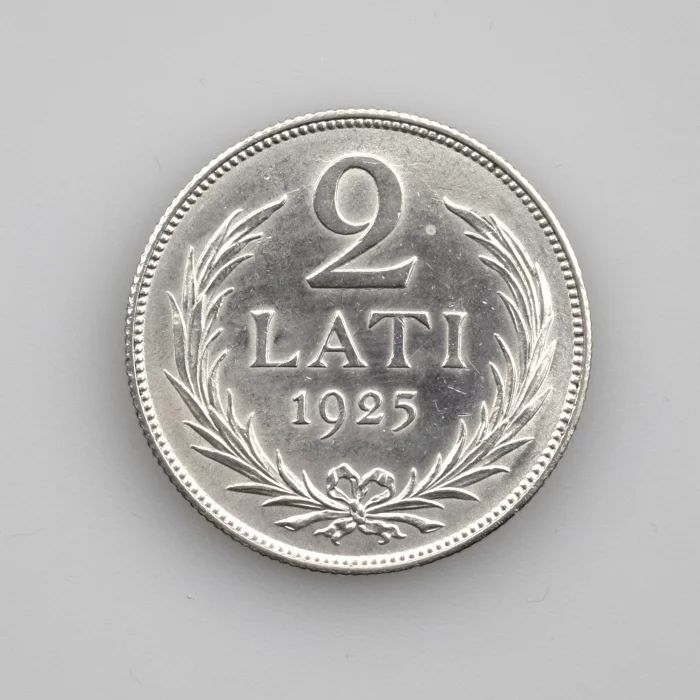 Серебрянаямонета 2 лата 1925 года.