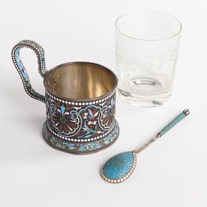 Porte-verre en email cloisonne en argent russe. 